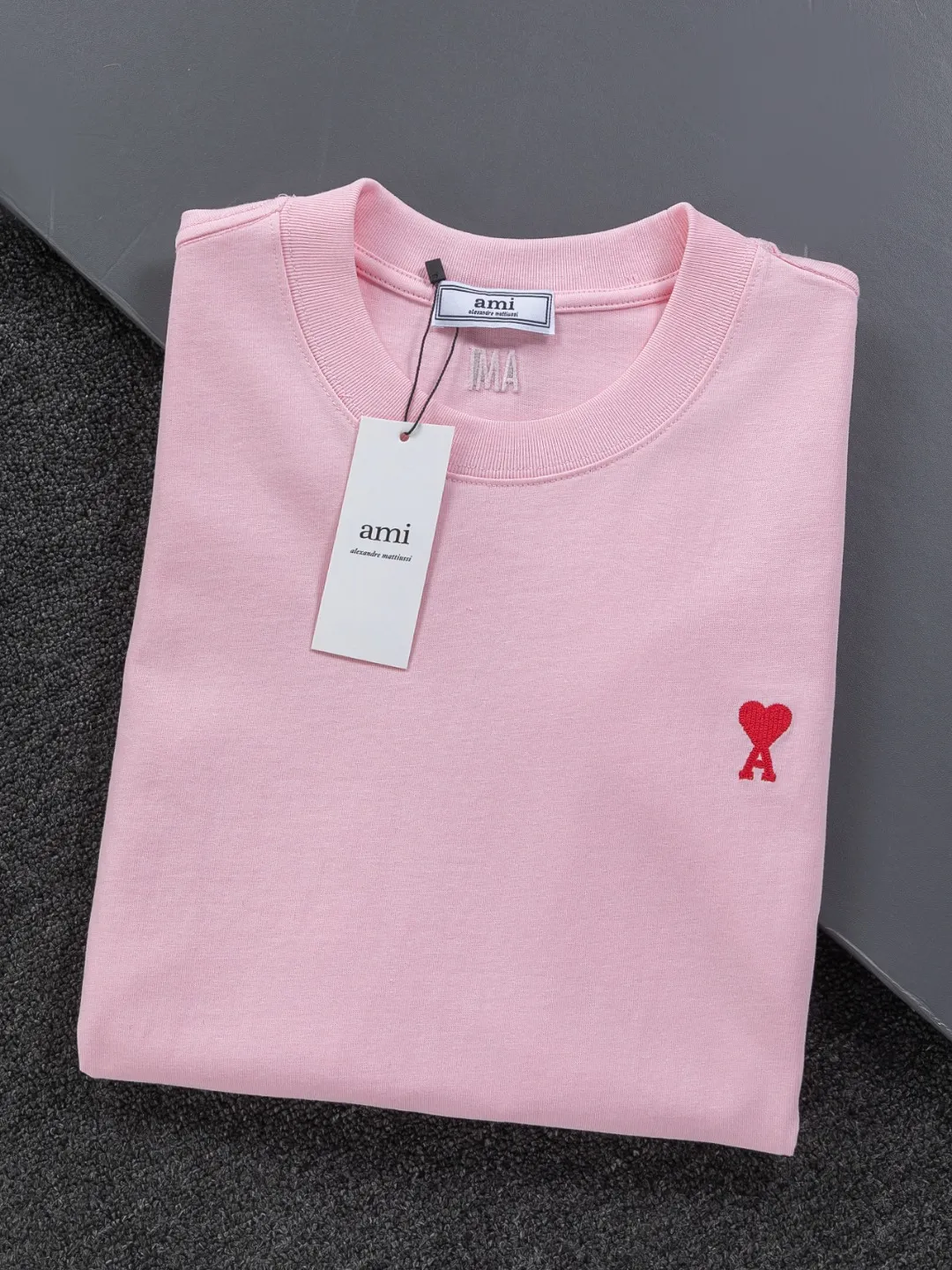 AMI Paris Ami ami Amy love micro-wide version S-XL LV 26ss new products are available at the counter simultaneously. Multiple craftsmanship. Red small love logo on the chest🪡 embroidery. Round neck short-sleeved T-shirt, same style for men and women! Consigned to one-to-one creation. Synchronized with the official website, pure cotton fabrics at the counter! It is close to the skin and comfortable, durable and easy to wear. It has a classic simple logo design and meticulous original craftsmanship. Short-sleeves, a must-have item for men, are not the same as the general public, but must be unique and eye-catching. This LV short-sleeve is of top quality, comfortable, consistent style, fashionable, including fabrics and tailoring techniques. We have put a lot of effort into it! 320 grams of washed pure cotton fabric, pure cotton Breathable, very refreshing and comfortable for daily wear. The rib knitting on the neckline is smooth and tight, and the neckline will not be skewed if you toss it at will. The loose version, you will find that it really looks good on the upper body, the overall is minimalist and neat, super daily Versatile! Pair it casually with a pair of pants for a youthful look. A T-shirt will make your outfit crazy. It is a fashionable item that can never go wrong! Color: Black White Gray Blue Pink Size: S-XL Size chart: S: Shoulder width 50-Bust 56-Length 70 M: Shoulder width 52-Bust 57-Length 72 L: Shoulder width 54-Bust 59-Length 74 XL: Shoulder width 56-Bust 62-Length 76